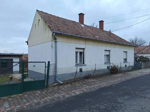 Eladó családi ház Hévízen 002