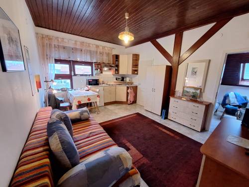 Bútorozott, azonnal költözhető 32 m²-es lakás Hévízen 001