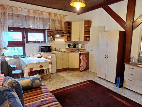 Bútorozott, azonnal költözhető 32 m²-es lakás Hévízen 002